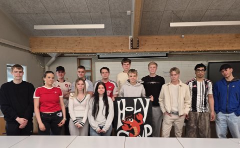 Bróðurpartur nemendanna sem kynnir vörur sínar í Smáralind um helgina. Þegar myndin var tekin í gær &hellip;