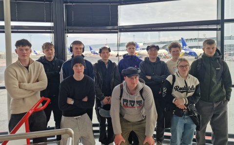 Ellefu nemendur á rafiðnbraut VMA og þrír kennarar þeirra fóru til Hilleröd í Danmörku.