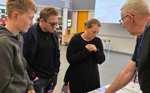 Baldvin Ringsted enskukennari fræðir gesti á opnu húsi í dag.