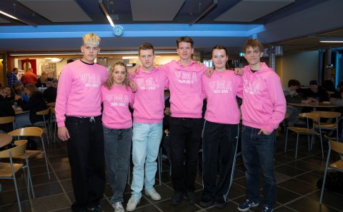 Stjórn nemendafélagsins Þórdunu í bleiku peysunum. Þórduna styrkti Minningarsjóð Bryndísar Klöru í s…