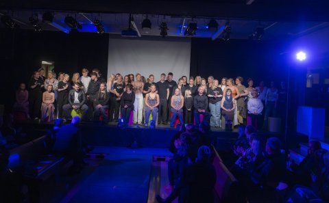 Nemendur og módelin þeirra í lok sýningarinnar sl. föstudagskvöld. Mynd: Hilmar Friðjónsson.