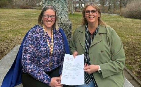 Ásta Fönn Flosadóttir aðstoðarskólameistari VMA veitti styrknum viðtöku úr hendi Huldu Sædísar Bryng&hellip;