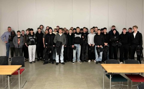 Þór Pálsson frá Rafmennt með nemendum á fyrstu önn í grunndeild rafiðna í VMA.