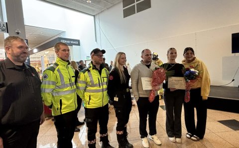 Skyndihjálparfólk ársins tekur við viðurkenningum sínum á Glerártorgi sl. sunnudag. Mynd: Ásta Flosa&hellip;