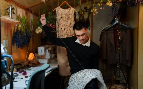 Guðmundur Tawan Víðisson útskrifaðist vorið 2024 af textílsviði listnáms- og hönnnunarbrautar VMA og&hellip;