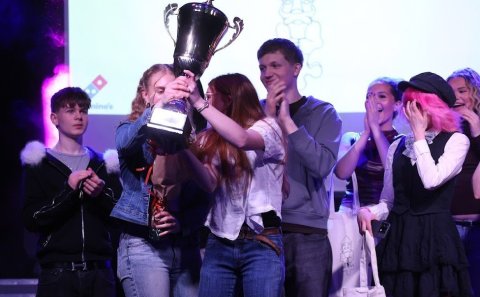 Anna Lovísa og Emilía Björt, sigurvegarar í Sturtuhausnum, söngkeppni VMA, hampa sigurlaununum í Sja&hellip;