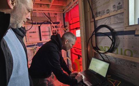 Jósef Anton Skúlason og Ásgeir Einarsson mæla loftþéttni eins af frístundahúsunum sem nemendur í byg&hellip;