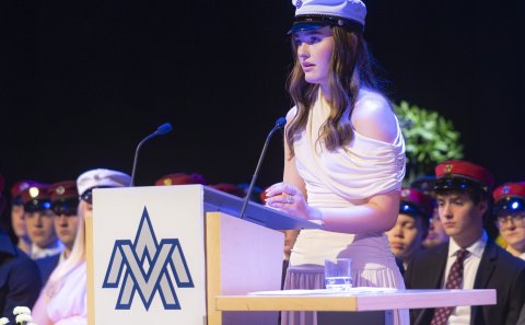 Hulda Þórey Halldórsdóttir, nýstúdent af íþrótta- og lýðheilsubraut VMA, flutti ávarp brautskráninga&hellip;