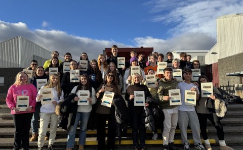 Góðir gestir frá Ítalíu með nemendum og kennurum VMA við aðalinngang skólans í október sl.