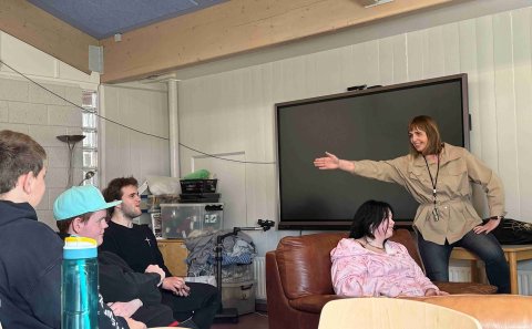 Gleðin við völd í borðspilstíma á starfsbraut. Hafdís Björg bregður á leik með nemendum. Mynd: María&hellip;