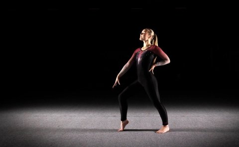 Evrópumeistarinn í hópfimleikum, Kristjana Ómarsdóttir, á gólfinu.