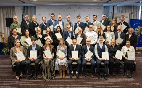 Þau veittu viðurkenningum viðtöku á Nýnemahátíð Iðnaðarmannafélags Reykjavíkur. Með þeim á myndinni &hellip;