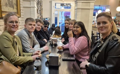 Matreiðslunemarnir sex í ferðinni. Með þeim á myndinni eru Harpa Friðriksdóttir og Unnur Ása Atladót&hellip;