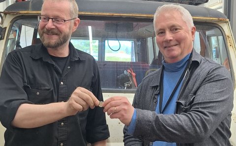 Páll B. Guðmundsson, fyrrverandi eigandi bílsins, og Benedikt Barðason skólameistari með krónuna góð&hellip;