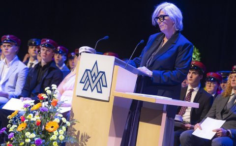 Fjörutíu ár eru síðan Rannveig Guðmundsdóttir brautskráðist frá VMA. Hún flutti ávarp við brautskrán&hellip;
