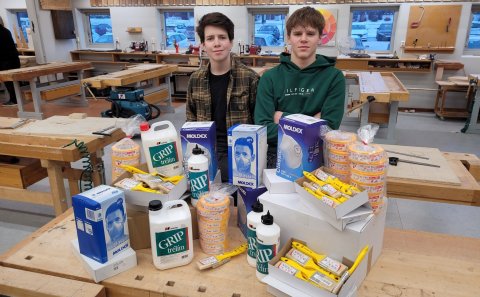 Tveir grunndeildarnemar, Jarl Kolbeinsson Bergeng og Garðar Atli Gestsson, við vörurnar sem Slippfél&hellip;