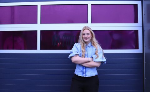 Ylfa Rún Arnarsdóttir við verslunina Kex Studio að Týsnesi 14 á Akureyri.