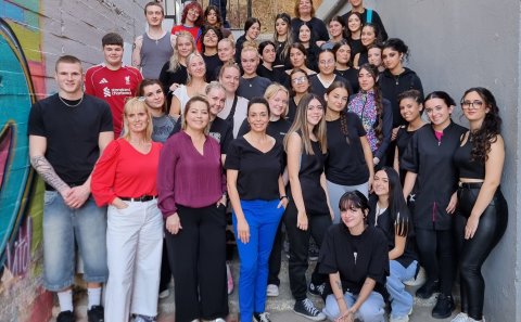 VMA-nemar og kennarar (til vinstri á myndinni) ásamt nemendum og kennurum í hársnyrtiðn í Malaga.