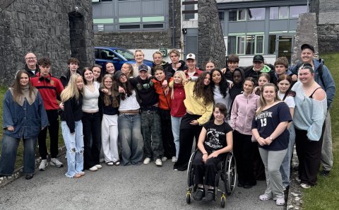 Þessi mynd var tekin á Írlandi í síðasta mánuði. Erla María (rauðklædd fyrir miðju í fremri röð) er &hellip;